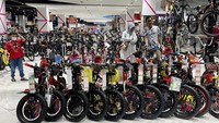 Selain produk rumah tangga nampak produk-produk roda dua seperti sepeda hingga motor listrik turut diminati pengunjung. 