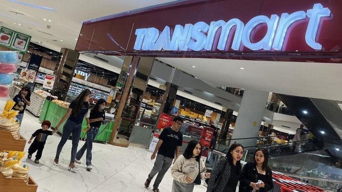 Potret Gelaran Transmart Full Day Sale di Bekasi Diskon besar-besaran digelar di Transmart Juanda, Bekasi, Minggu (8/10/2023). Diskon besar-besaran itu hadir dalam rangka Transmart Full Day Sale.