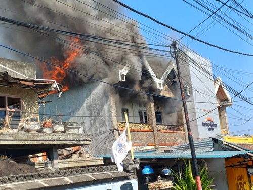 Proses pemadaman api di lokasi kebakaran ruko di Jalan Ngurah Rai, Kelurahan Banjar Jawa, Kecamatan Buleleng, Kabupaten Buleleng Bali, Minggu (8/10/2023). (Istimewa)