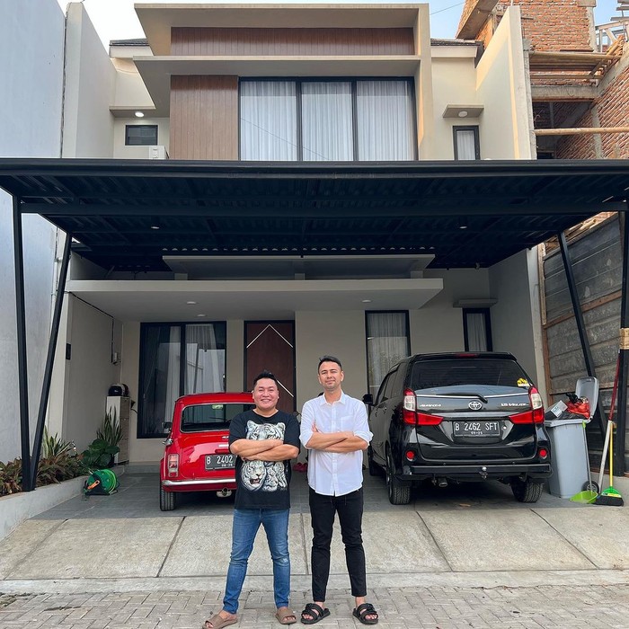 Raffi Ahmad foto di depan rumah baru Merry.