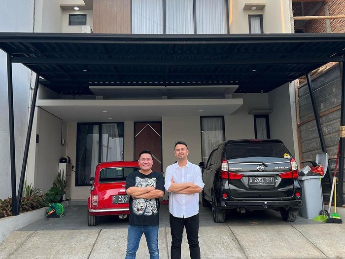 Raffi Ahmad foto di depan rumah baru Merry.