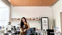 Nabila pernah berpose di salah satu coffee shop bernama Sicara Coffee. Di sana ia terlihat seperti barista berdiri di bagian depan bar pemesanan. Foto: Instagram @raturn