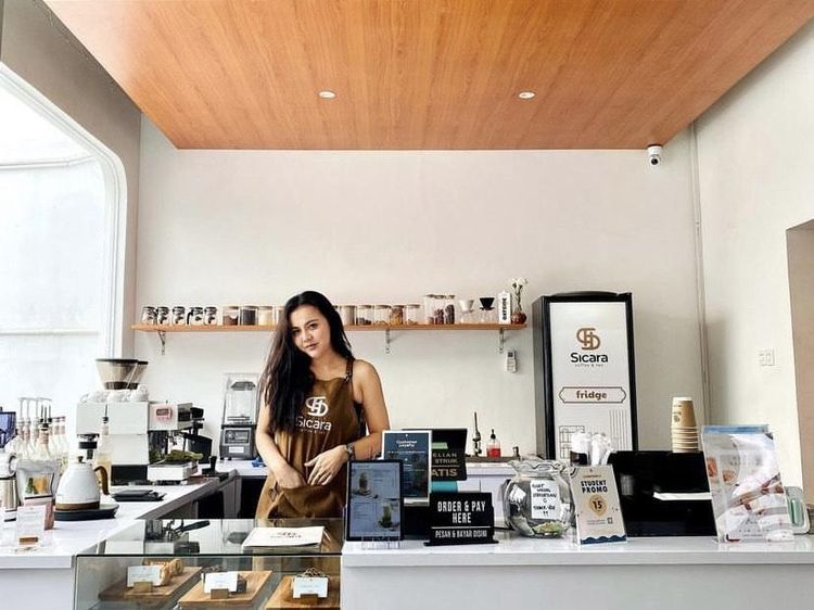 Gaya Baru Ratu Rizky Nabila Saat Cicip Rujak dan Keripik