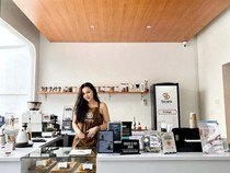 Gaya Baru Ratu Rizky Nabila Saat Cicip Rujak dan Keripik