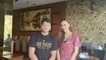 Gaya Baru Ratu Rizky Nabila Saat Cicip Rujak dan Keripik