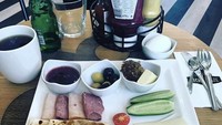 Mantan istri pesepakbola Alfath Fathier ini juga pernah membagikan foto makanan yang akan dinikmati. Cheese platter dengan paduan daging itu tampak menggoda selera. Foto: Instagram @raturn