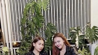Wanita yang akrab disapa Nabila ini sering terlihat berkumpul dengan teman-temannya. Salah satu momennya ketika menikmati rujak berikut. Foto: Instagram @raturn