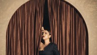 Banyak netizen mempertanyakan keputusan Ratu Rizky Nabila ini. Beberapa unggahannya dengan pakaian terbuka langsung diserbu netizen. Foto: Instagram @raturn
