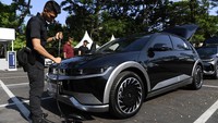 Petugas mengecek mobil listrik untuk kendaraan tamu negara di Konferensi Tingkat Tinggi (KTT) Archipelagic and Island States (AIS) Forum 2023. 