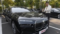 Kendaraan ramah lingkungan tersebut terdiri atas empat merek, yakni 28 BMW tipe i7, 236 Hyundai (tipe Ioniq 6 sebanyak 38 unit dan Ioniq 5 sebanyak 198 unit), Toyota tipe bZ4X 66 unit dan Wuling Air Ev 100 unit. 