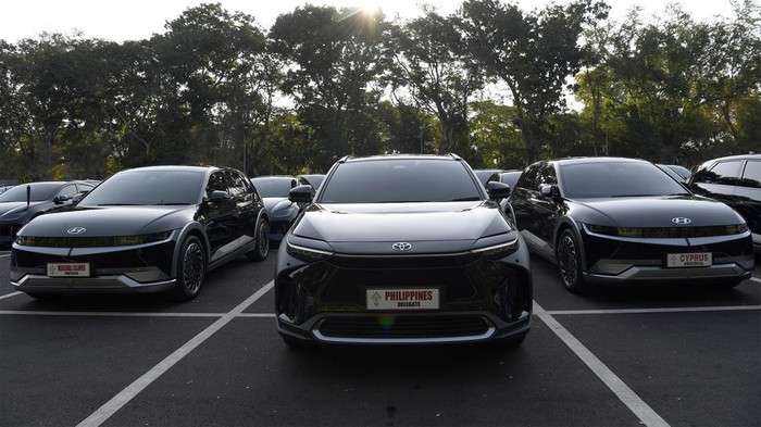 Ratusan Mobil Listrik Disiapkan untuk KTT AIS Forum 2023 di Bali Sejumlah mobil listrik untuk kendaraan tamu negara diparkir di area Sentral Parkir ITDC Nusa Dua, Badung, Bali, Minggu (8/10/2023). Sebanyak 430 unit mobil listrik disiapkan untuk transportasi dalam Konferensi Tingkat Tinggi (KTT) Archipelagic and Island States (AIS) Forum 2023 di Nusa Dua, Bali pada 10-11 Oktober 2023. ANTARA FOTO/MEDIA CENTER KTT AIS 2023/Jessica Wuysang/nym.