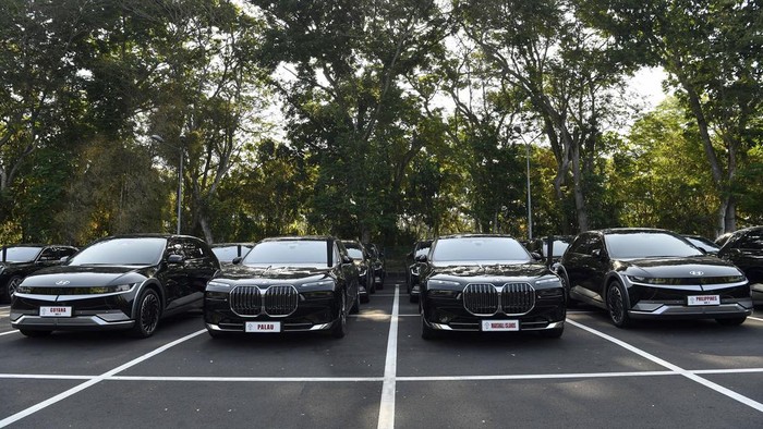 Sejumlah mobil listrik untuk kendaraan tamu negara diparkir di area Sentral Parkir ITDC Nusa Dua, Badung, Bali, Minggu (8/10/2023). Sebanyak 430 unit mobil listrik disiapkan untuk transportasi dalam Konferensi Tingkat Tinggi (KTT) Archipelagic and Island States (AIS) Forum 2023 di Nusa Dua, Bali pada 10-11 Oktober 2023. ANTARA FOTO/MEDIA CENTER KTT AIS 2023/Jessica Wuysang/nym.