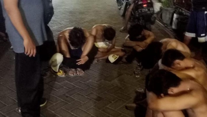 Remaja bawa sajam yang diamankan saat hendak tawuran di Surabaya.