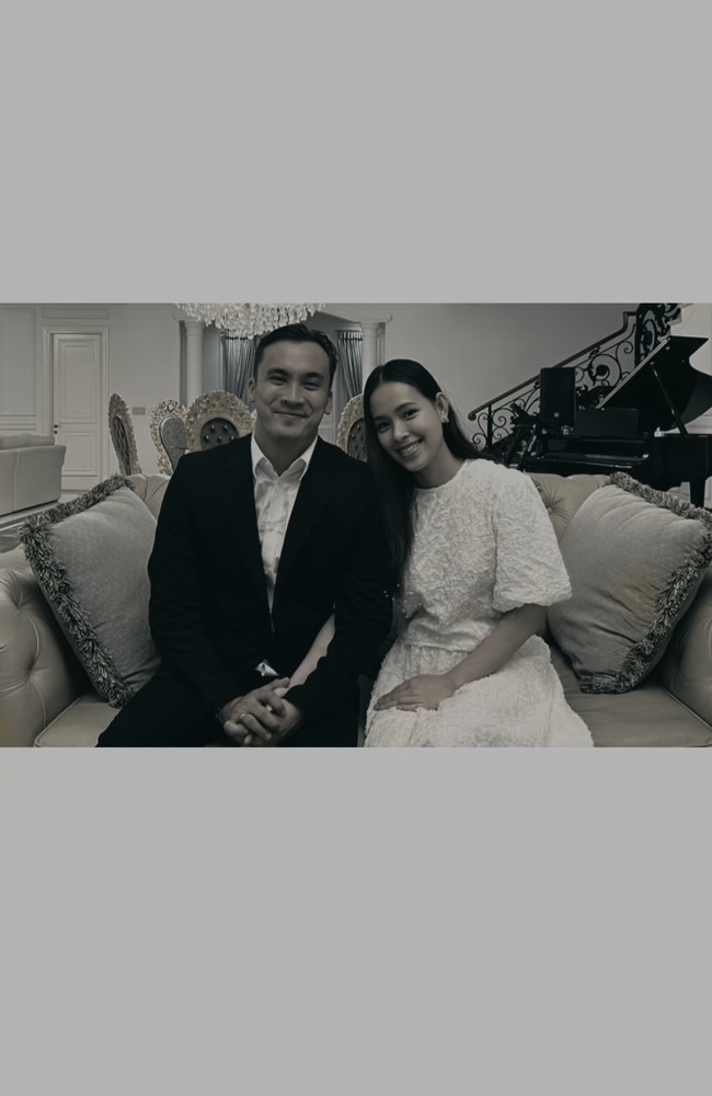 Keduanya terlihat bahagia setelah menikah lagi. Tampak foto Rendy Kjaernett dan Lady Nayoan yang mengenakan baju pengantin, mesra serta serasi. Foto: Dok. Instagram @rendykjaernett1 @ladynayoan @wusisters.collection @byantonius