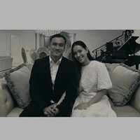 Keduanya terlihat bahagia setelah menikah lagi. Tampak foto Rendy Kjaernett dan Lady Nayoan yang mengenakan baju pengantin, mesra serta serasi. Foto: Dok. Instagram @rendykjaernett1 @ladynayoan @wusisters.collection @byantonius