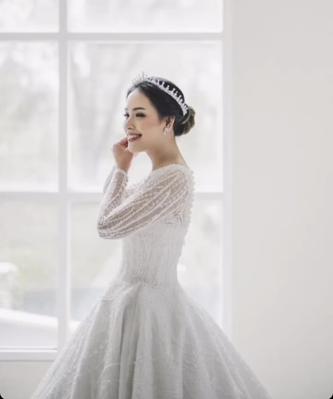 Lady Nayoan tampak cantik mengenakan gaun pengantin putih yang anggun dan elegan. Sementara Rendy memakai setelan jas berdasi kupu-kupu saat menikah lagi dengan Lady Nayoan. Foto: Dok. Instagram @rendykjaernett1 @ladynayoan @wusisters.collection @byantonius