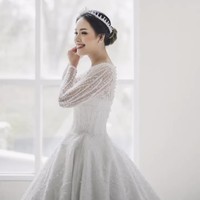 Lady Nayoan tampak cantik mengenakan gaun pengantin putih yang anggun dan elegan. Sementara Rendy memakai setelan jas berdasi kupu-kupu saat menikah lagi dengan Lady Nayoan. Foto: Dok. Instagram @rendykjaernett1 @ladynayoan @wusisters.collection @byantonius