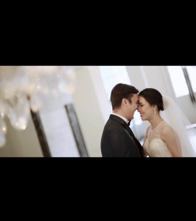 Rendy Kjaernett pun mengenang bahwa dulu tak sempat mewujudkan keinginan Lady Nayoan yang foto pernikahan di gedung Gereja Tiberias Nias. “Inget ngga sih yang, dulu pas kita mau nikah.. kamu pengen banget bisa photo pre-wedd di Gedung Gereja Tiberias Nias karna kita ketemu di Gereja ini - tapi belum bisa, dan akhirnya bisa yang,” tulis Rendy. Foto: Dok. Instagram @rendykjaernett1 @ladynayoan @wusisters.collection @byantonius