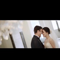 Rendy Kjaernett pun mengenang bahwa dulu tak sempat mewujudkan keinginan Lady Nayoan yang foto pernikahan di gedung Gereja Tiberias Nias. “Inget ngga sih yang, dulu pas kita mau nikah.. kamu pengen banget bisa photo pre-wedd di Gedung Gereja Tiberias Nias karna kita ketemu di Gereja ini - tapi belum bisa, dan akhirnya bisa yang,” tulis Rendy. Foto: Dok. Instagram @rendykjaernett1 @ladynayoan @wusisters.collection @byantonius