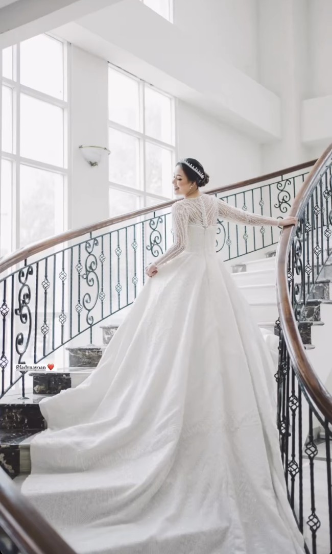 Terpancar aura bahagia dari wajah Lady Nayoan yang tampak memesona mengenakan gaun pengantin putih bak princess. Bahkan terselip mahkota simple nan mewah di antara helaian rambutnya. Semoga bahagia dan langgeng terus ya, Rendy Kjaernett dan Lady Nayoan.  Foto: Dok. Instagram @rendykjaernett1 @ladynayoan @wusisters.collection @byantonius