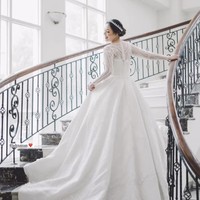 Terpancar aura bahagia dari wajah Lady Nayoan yang tampak memesona mengenakan gaun pengantin putih bak princess. Bahkan terselip mahkota simple nan mewah di antara helaian rambutnya. Semoga bahagia dan langgeng terus ya, Rendy Kjaernett dan Lady Nayoan.  Foto: Dok. Instagram @rendykjaernett1 @ladynayoan @wusisters.collection @byantonius