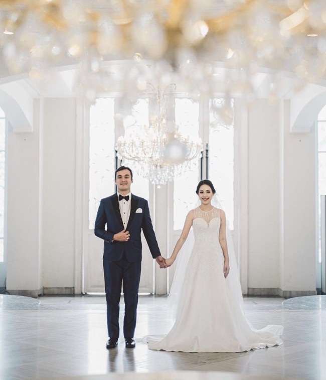 Aura kebahagiaan pun terpancar dari wajah keduanya yang seperti pengantin baru. Foto: Dok. Instagram @rendykjaernett1 @ladynayoan @wusisters.collection @byantonius