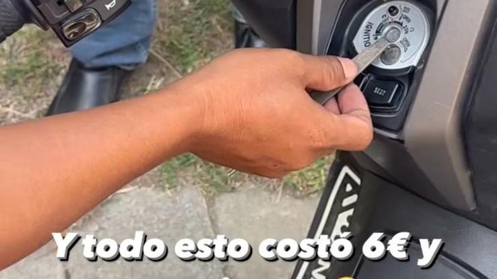 Rider Moto2 Alonso Lopez dibuat kagum dengan aksi ahli duplikat kunci motor di Lombok