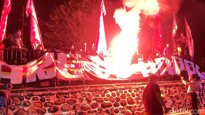Sejumlah suporter menghadang jalan keluar ruang ganti pemain PSM Makassar usai dibantai Madura United.