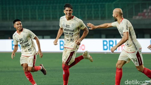 Selebrasi Elias Dolah dan Eber Bessa usai cetak gol, Minggu (8/10/2023) di Stadion Patriot Candrabhaga, Bekasi.