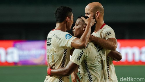 Selebrasi Elias Dolah dan Eber Bessa usai cetak gol, Minggu (8/10/2023) di Stadion Patriot Candrabhaga, Bekasi.