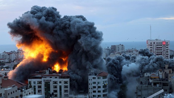Militer Israel melancarkan serangan udara di Jalur Gaza, Sabtu (7/12/2023). Ini dilakukan setelah rentetan roket ditembakkan dari wilayah Palestina ke Israel.