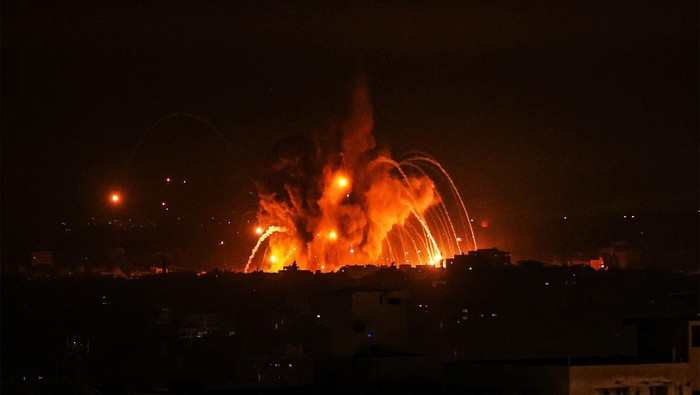 Militer Israel melancarkan serangan udara di Jalur Gaza, Sabtu (7/12/2023). Ini dilakukan setelah rentetan roket ditembakkan dari wilayah Palestina ke Israel.