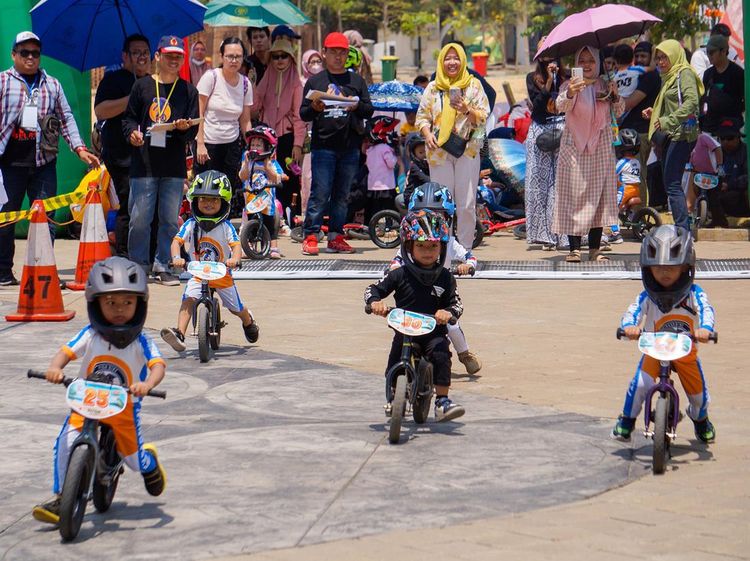 Serunya Lomba Balap Sepeda Dorong di Pekalongan