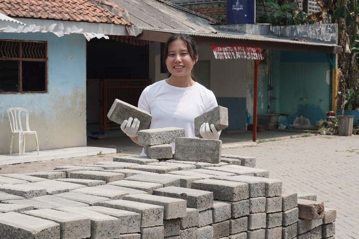 Sheina Ashley Pribadi membuat batu bata dari fly ash PLTU batu bara