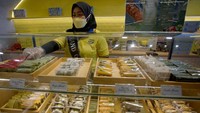 Tak hanya pisang goreng madu, Rio juga menjajakan kuliner tradisional dengan lebih 30 hingga 50 jenis kue yang ada dipasar tradisional.