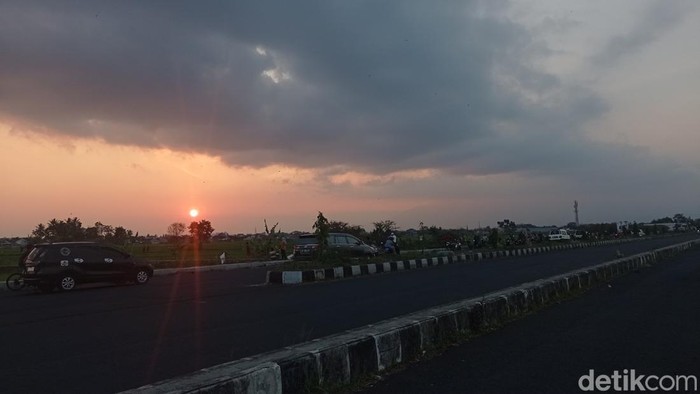 Suasana sore di Jalan Lingkar Utara