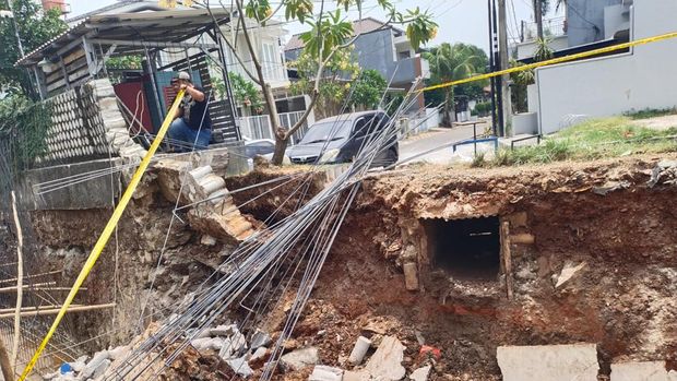 Tembok roboh timpa 4 pekerja di Pondok Aren, Tangerang Selatan