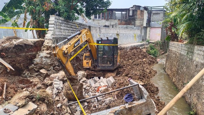 Tembok roboh timpa 4 pekerja di Pondok Aren, Tangerang Selatan