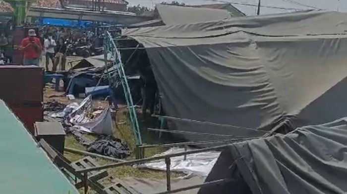 Tenda TPS Pilkades di Desa Werdoyo, Kebonagung, Demak, roboh diterpa angin, Minggu (8/10/2023).