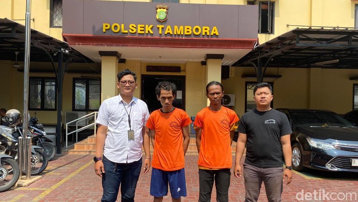 Tersangka Maulana alias Lana si Spider-Man (kedua dari kiri) ditangkap usai mencuri di Tambora, Jakbar.