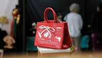 Ende juga ingin memperkenalkan kembali keindahan budaya Indonesia melalui tas-tas yang mereka hasilkan. Dalam upaya ini, brand tas Indonesia ini memberi ruang bagi para pengrajin lokal untuk berinovasi dan berkreasi. 