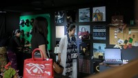 Ende hadir dengan konsep booth yang menawarkan kustomisasi tas yang bisa di pesan sesuai keinginanmu sendiri. Ini adalah sebuah langkah awal bagi Ende untuk kembali aktif meramaikan industri fashion Indonesia dengan inovasi dan kreasi yang tak terbatas dan menjadi tindak lanjut aktivitas brand di Times Square New York. 