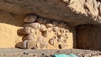 Ekspedisi arkeolog Mesir, Jerman-Austria yang bekerja di makam Ratu Merneith dari keluarga pertama di wilayah Umm Al-Kabaab, Apidos di Sohag telah berhasil menemukan ratusan botol wine yang tidak pernah dibuka. Foto: (Kementerian Pariwisata dan Kepurbakalaan Mesir)