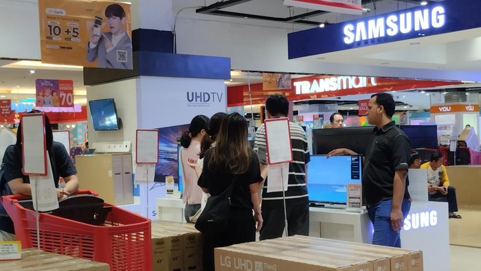 Transmart Cempaka Putih diserbu pengunjung yang ingin membeli barang elektronik di Transmart Full Day Sale