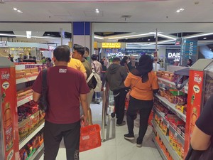 Jelang Berakhirnya Transmart Full Day Sale, Pengunjung Padati Meja Kasir