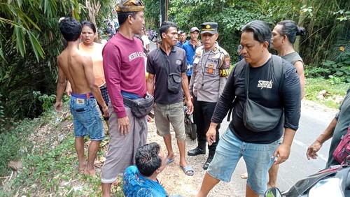 Sopir truk bermuatan kayu yang berhasil diselamatkan setelah kendaraannya terjun ke kali di bawah jembatan penghubung Desa Bongan Kauh-Wanasara di Kecamatan Tabanan, Sabtu (7/10/2023).