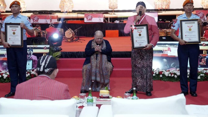 Tujuh Belas Rekor MURI Diraih TNI di HUT ke-78 Sebanyak 17 rekor dan penghargaan dari Museum Rekor Indonesia (MURI) diraih oleh Tentara Nasional Indonesia selama rangkaian perayaan HUT ke-78 TNI.