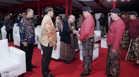 Panglima TNI Laksamana Yudo Margono mendapat ucapan selamat usai menerima penghargaan dari Museum Rekor Indonesia (MURI). 