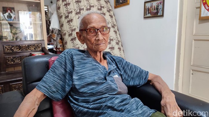 Veteran TNI, Sanjoto bercerita terkait kisah hidupnya, di rumahnya, Peterongan, Semarang, Sabtu (7/10/2023).