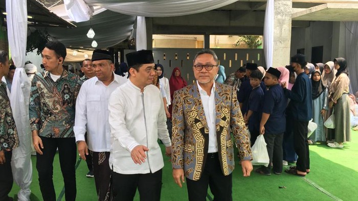 Ketua Umum PAN Zulkifli Hasan (Zulhas) menghadiri Maulid Nabi di Srengseng Sawah, Jakarta Selatan, hari ini.